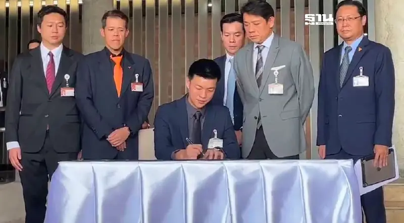 ด่วน มติกก.บห.พรรคประชาชนลงนาม MOU สนับสนุน "อนุทิน" เป็นนายกฯ คนที่ 32 ด่วน มติกก.บห.พรรคประชาชนลงนาม MOU สนับสนุน "อนุทิน" เป็นนายกฯ คนที่ 32