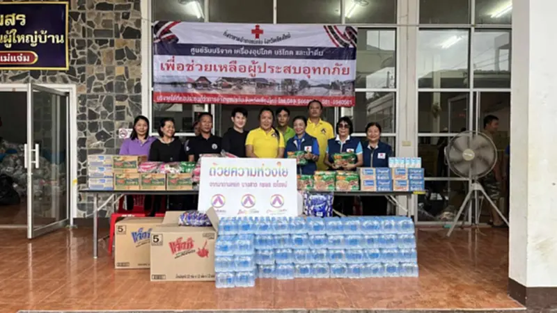 'มาดามหยก' ไม่สนการเมือง ขอเดินหน้าช่วยน้ำท่วม จี้ สส.เร่งช่วยปชช.ก่อน 'มาดามหยก' ไม่สนการเมือง ขอเดินหน้าช่วยน้ำท่วม จี้ สส.เร่งช่วยปชช.ก่อน