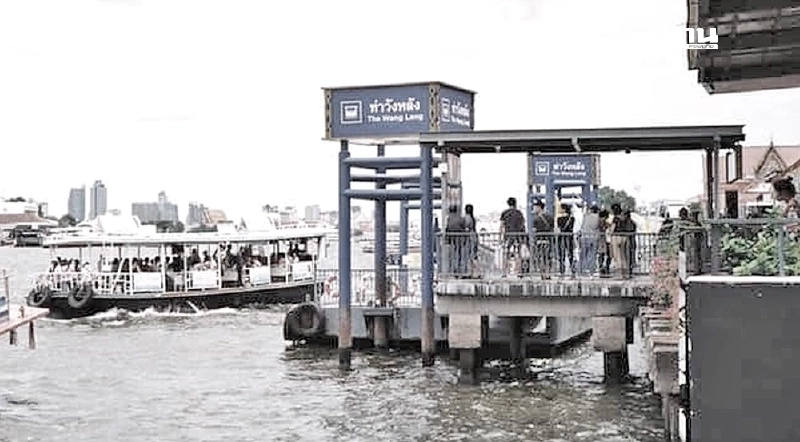 นั่ง 'เรือข้ามฟากฟรี' ร่วมพิธีถวายน้ำสรงพระบรมศพ สมเด็จพระพันปีหลวง นั่ง 'เรือข้ามฟากฟรี' ร่วมพิธีถวายน้ำสรงพระบรมศพ สมเด็จพระพันปีหลวง