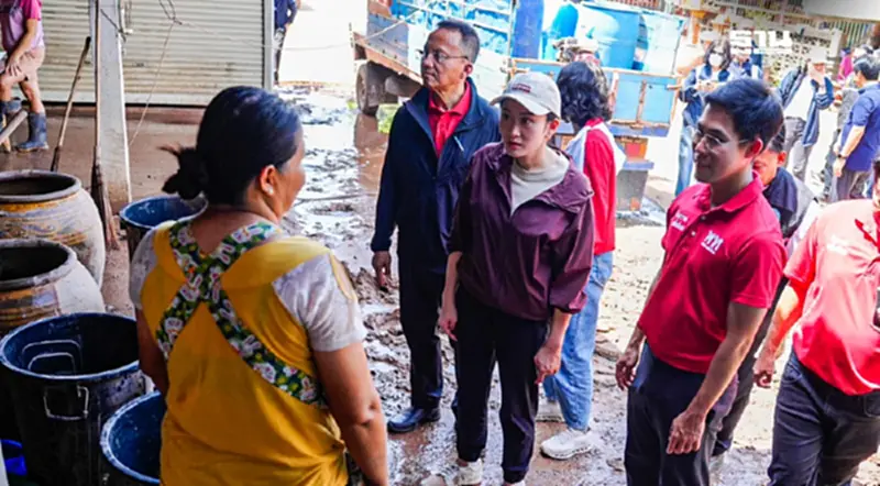 “แพทองธาร”นำทีมเพื่อไทยลุยให้กำลังใจผู้ประสบภัยน้ำท่วมอุตรดิถต์ “แพทองธาร”นำทีมเพื่อไทยลุยให้กำลังใจผู้ประสบภัยน้ำท่วมอุตรดิถต์