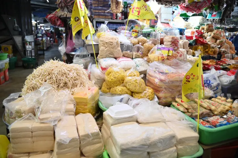 'เทศกาลกินเจ' ตลาดยิ่งเจริญ คึกคัก ประชาชนแห่ซื้อ ผัก–วัตถุดิบ ลดสูงสุด 56%