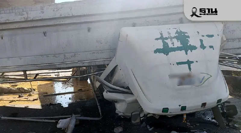 คลิปวินาที ดัมพ์รถบรรทุก ชนคานสะพานลอย หล่นทับรถขนไข่ คนขับเสียชีวิต