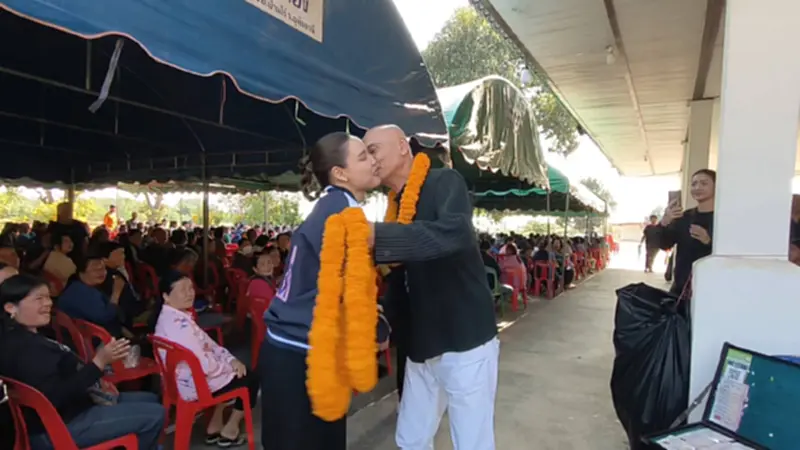 พ่อลูกไทยเศรษฐ์ “ซาบีดา” ควง “ชาดา” ลุยบ้านไร่ อ้อนขอคะแนนเลือกตั้ง พ่อลูกไทยเศรษฐ์ “ซาบีดา” ควง “ชาดา” ลุยบ้านไร่ อ้อนขอคะแนนเลือกตั้ง