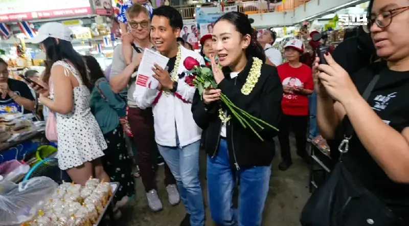 “แพทองธาร”หาเสียงกาดหลวงเชียงใหม่ แฟนคลับรุ่นใหญ่ฝากการ์ดถึง“ทักษิณ”