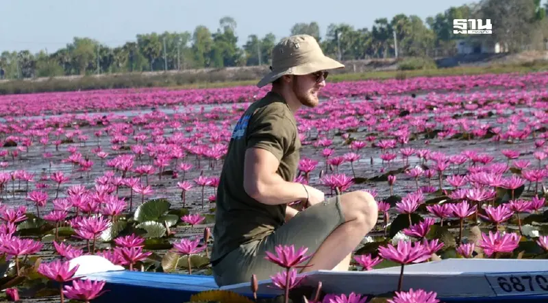 นักท่องเที่ยวต่างชาติ แห่ตามรอยกระแส 'ลิซ่า' เที่ยว 'ทะเลบัวแดง' อุดรธานี คึกคัก