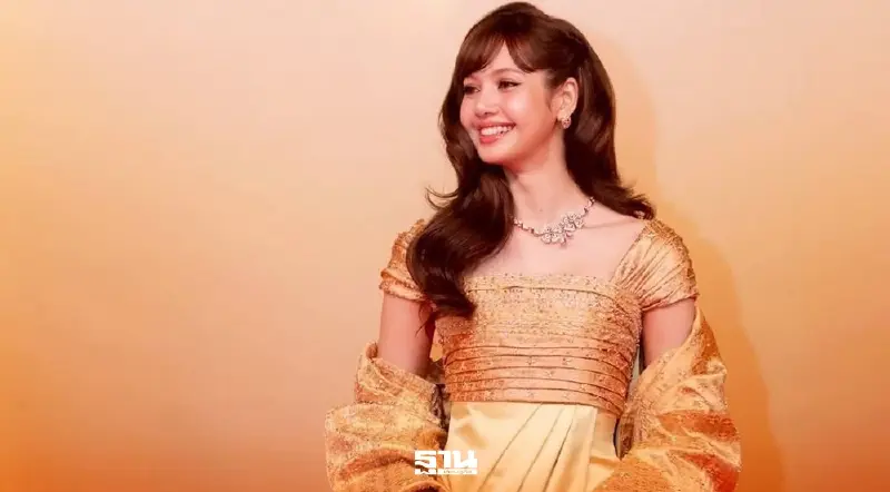 เปิดคลิปเบื้องหลังชุด 'ลิซ่า' ร่างทอง แรงบันดาลใจจากชุด 'สมเด็จพระพันปีหลวง'