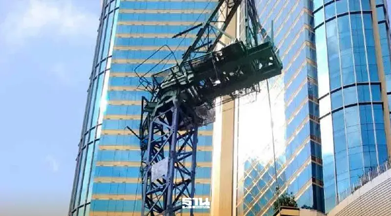 เครนถล่มกลางกรุง! ใกล้ห้างดังอโศก คนงานบาดเจ็บสาหัส 2 ราย