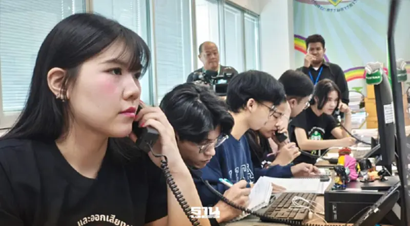 กกต.สายไหม้ ประชาชนแห่โทรสายด่วน 1444 ถามหน่วยเลือกตั้ง-สิทธิประชามติ กกต.สายไหม้ ประชาชนแห่โทรสายด่วน 1444 ถามหน่วยเลือกตั้ง-สิทธิประชามติ