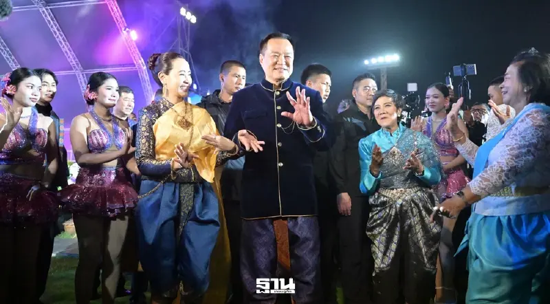 นายกฯ อนุทิน ควงภริยาสวมชุดไทยเปิดงาน 'พระนครคีรี' ครั้งที่ 39