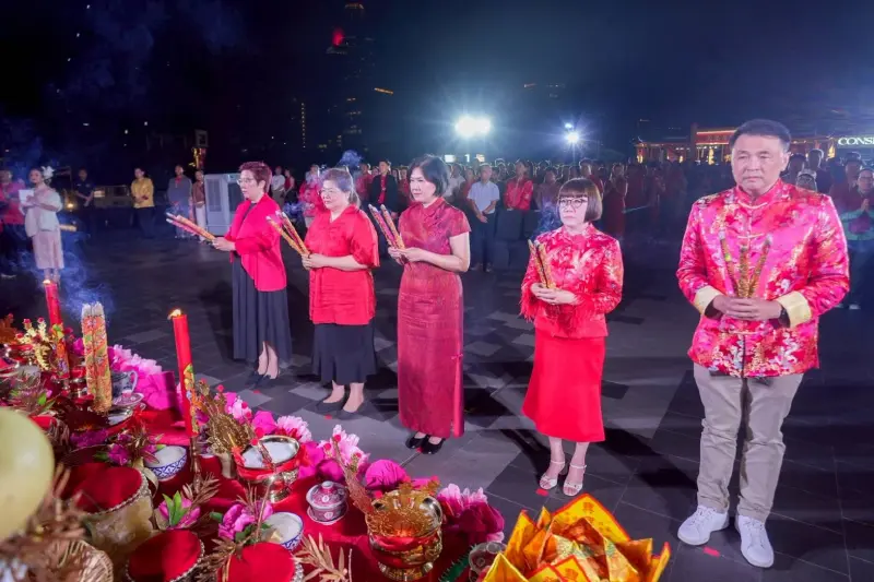 ปรากฏการณ์ศรัทธา! ไอคอนสยามจัดพิธีไหว้เทพเจ้าโชคลาภริมน้ำ รับปีมะเมีย 2569