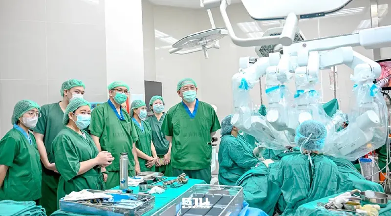 รพ.นพรัตนฯ โชว์ฝีมือผ่าตัดมดลูก ด้วยหุ่นยนต์สำเร็จรายแรก