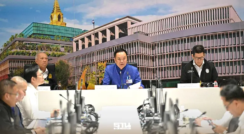 นายกฯ ถก ศบก. แก้วิกฤติน้ำมันหน้าปั๊มขาดแคลน เล็งงัดกฎหมายคุมเด็ดขาด