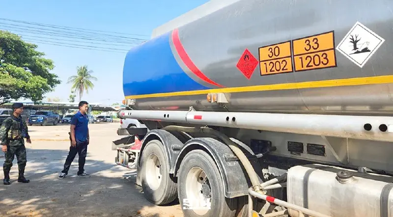 สรรพสามิตสกัดขนน้ำมันเถื่อนช่วงวิกฤต พุ่ง 55 คดี กว่า 5 แสนลิตร สรรพสามิตสกัดขนน้ำมันเถื่อนช่วงวิกฤต พุ่ง 55 คดี กว่า 5 แสนลิตร