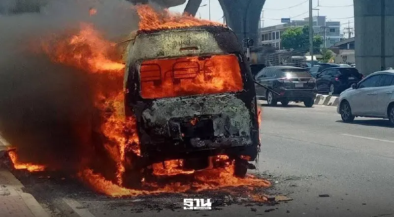 ระทึก! ไฟไหม้รถตู้บนถนนพระราม 2 ใกล้ปั๊ม ปตท. ท่าจีน สมุทรสาคร ระทึก! ไฟไหม้รถตู้บนถนนพระราม 2 ใกล้ปั๊ม ปตท. ท่าจีน สมุทรสาคร