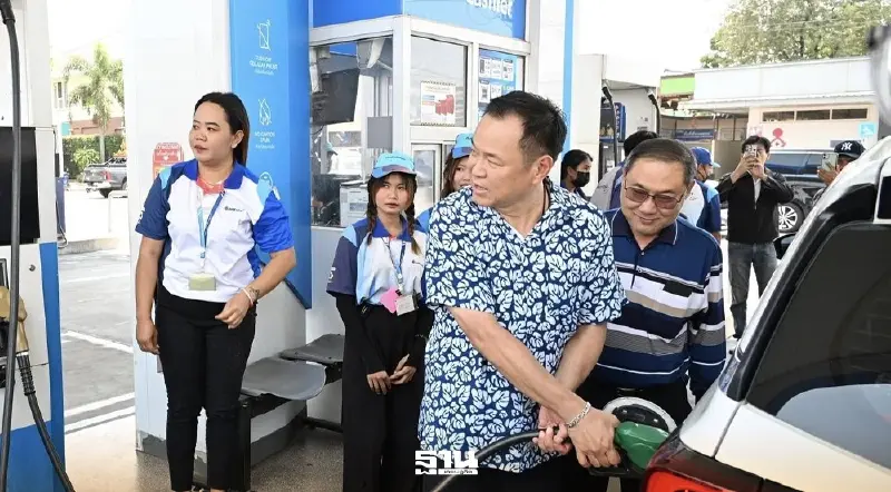 อนุทิน เช่าโตโยต้า เวลอซ ขับเอง เติมเบนซิน สุ่มตรวจปั๊มน้ำมัน จ.นครพนม