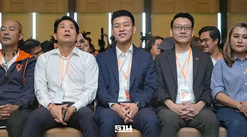 'ณัฐพงษ์' นั่งหัวหน้าพรรค ปชน. ต่อ 'พิจารณ์' นั่งเลขาฯ ตั้ง 'ภคมน' โฆษก 'ณัฐพงษ์' นั่งหัวหน้าพรรค ปชน. ต่อ 'พิจารณ์' นั่งเลขาฯ ตั้ง 'ภคมน' โฆษก