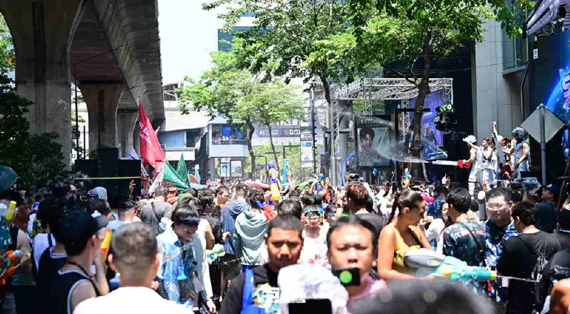 เริ่มแล้ว 'สงกรานต์สีลม' คึกคัก  สนุกฉ่ำใจ ห่มสไบ สืบสานวัฒนธรรมไทย