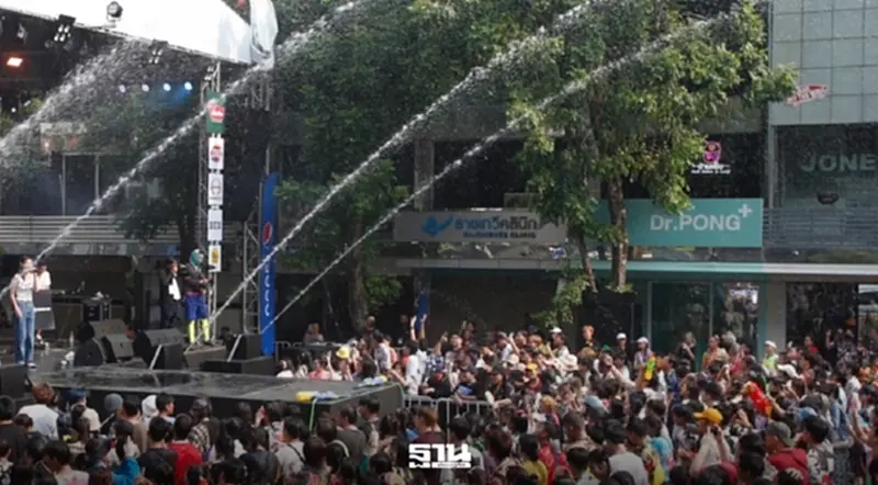 กทม.สรุป 6 จุดเล่นสงกรานต์กรุงเทพ 2569 เฉียด 5 ล้านคน พื้นที่ไหนฮิตที่สุด เช็คที่นี่ กทม.สรุป 6 จุดเล่นสงกรานต์กรุงเทพ 2569 เฉียด 5 ล้านคน พื้นที่ไหนฮิตที่สุด เช็คที่นี่