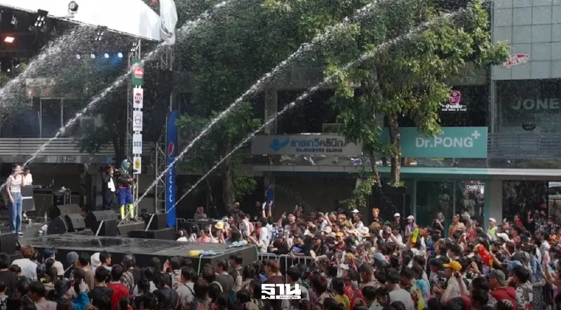 กทม.สรุป 6 จุดเล่นสงกรานต์กรุงเทพ 2569 เฉียด 5 ล้านคน พื้นที่ไหนฮิตที่สุด เช็คที่นี่ กทม.สรุป 6 จุดเล่นสงกรานต์กรุงเทพ 2569 เฉียด 5 ล้านคน พื้นที่ไหนฮิตที่สุด เช็คที่นี่