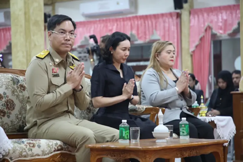 รมช.ศธ.ร่วมอาลัยครูเหยื่อกราดยิงอยุธยา มอบทุนลูกจนจบ ม.6 รมช.ศธ.ร่วมอาลัยครูเหยื่อกราดยิงอยุธยา มอบทุนลูกจนจบ ม.6