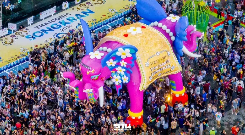 เปิดภาพ ‘สงกรานต์’ ไอคอนสยาม บรรยากาศคึกคัก เล่นน้ำฟรี-15 เม.ย.นี้