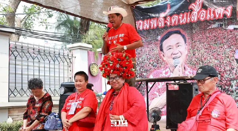ปักหลักค้างคืนรอ “ทักษิณ” พ้นโทษ เสื้อแดงคึกคัก นับถอยหลัง 11 พ.ค.