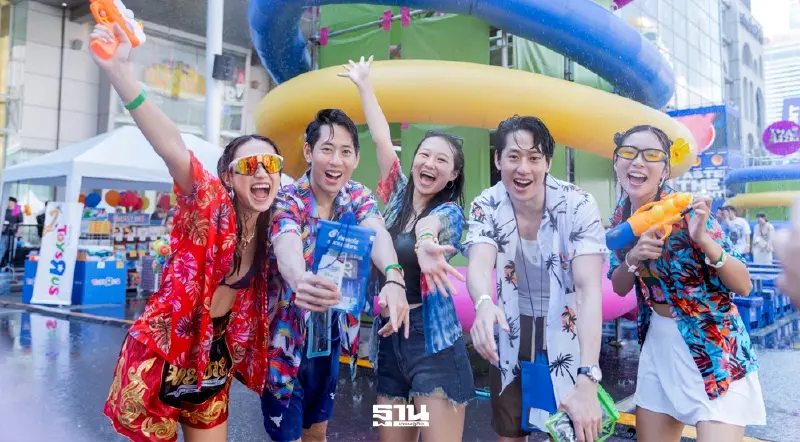 ‘สงกรานต์’ เซ็นทรัลเวิลด์ คนไทย-ต่างชาติ เล่นน้ำคึกคักตั้งแต่วันแรก ‘สงกรานต์’ เซ็นทรัลเวิลด์ คนไทย-ต่างชาติ เล่นน้ำคึกคักตั้งแต่วันแรก