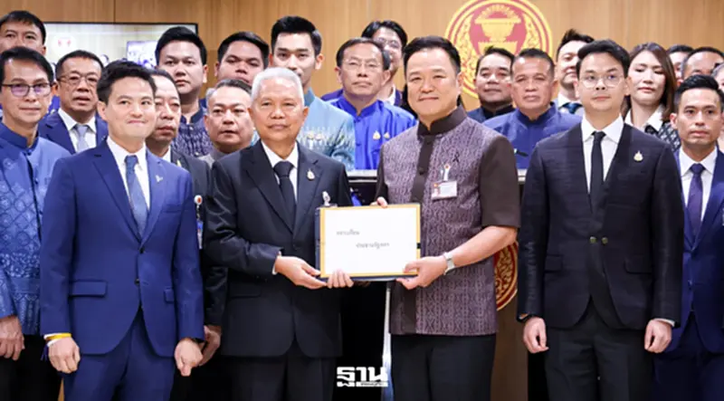 “อนุทิน” นำภูมิใจไทยยื่นแก้รัฐธรรมนูญ ดันตั้ง สสร. 100 คน “อนุทิน” นำภูมิใจไทยยื่นแก้รัฐธรรมนูญ ดันตั้ง สสร. 100 คน