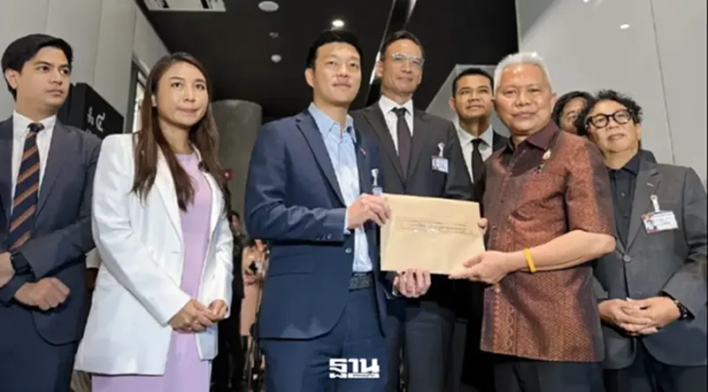 ฝ่ายค้านยื่นศาล รธน.วินิจฉัยพ.ร.ก.กู้เงิน 4 แสนล้าน ขัดรัฐธรรมนูญ ฝ่ายค้านยื่นศาล รธน.วินิจฉัยพ.ร.ก.กู้เงิน 4 แสนล้าน ขัดรัฐธรรมนูญ