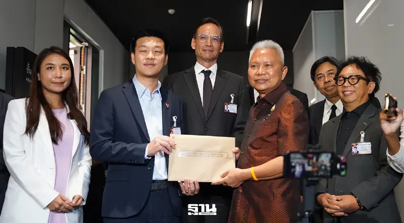 ปชป.-ปชน. ยื่น 'ปธ.สภา ส่งศาลรัฐธรรมนูญสกัด พ.ร.ก. กู้เงิน 4 แสนล้าน