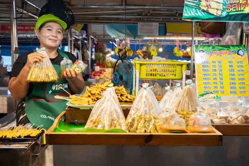 "หมูสะเต๊ะและของทอดร้านดังประจำตลาดรังสิต อาหารเช้าราคาย่อมเยา ใจกลางย่านรังสิต "หมูสะเต๊ะและของทอดร้านดังประจำตลาดรังสิต อาหารเช้าราคาย่อมเยา ใจกลางย่านรังสิต
