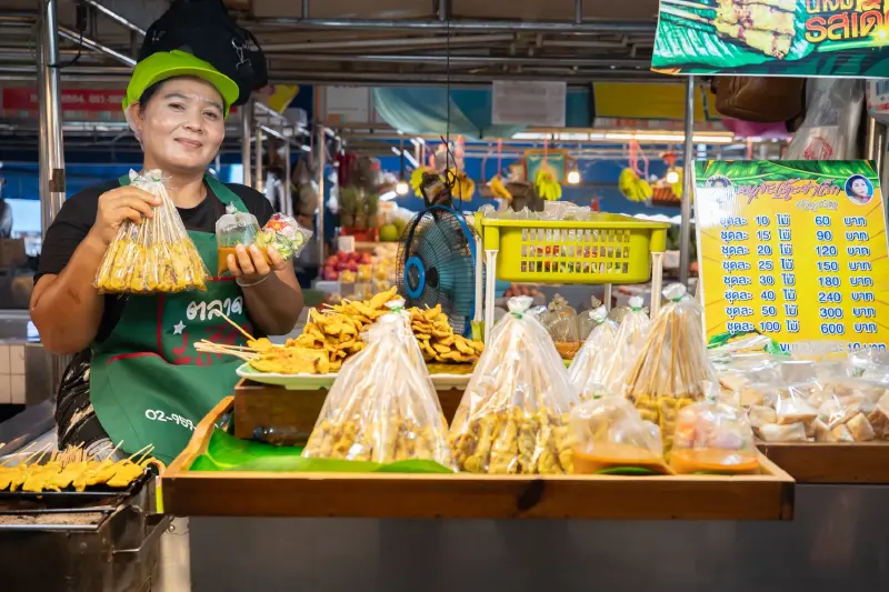 "หมูสะเต๊ะและของทอดร้านดังประจำตลาดรังสิต อาหารเช้าราคาย่อมเยา ใจกลางย่านรังสิต "หมูสะเต๊ะและของทอดร้านดังประจำตลาดรังสิต อาหารเช้าราคาย่อมเยา ใจกลางย่านรังสิต