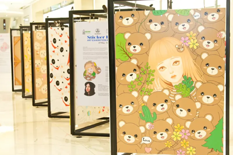 "สติ๊กเกอร์ซ่อนบาดแผล" นิทรรศการศิลป์เปิดโลกอารมณ์ที่สยาม ทาคาชิมายะ "สติ๊กเกอร์ซ่อนบาดแผล" นิทรรศการศิลป์เปิดโลกอารมณ์ที่สยาม ทาคาชิมายะ