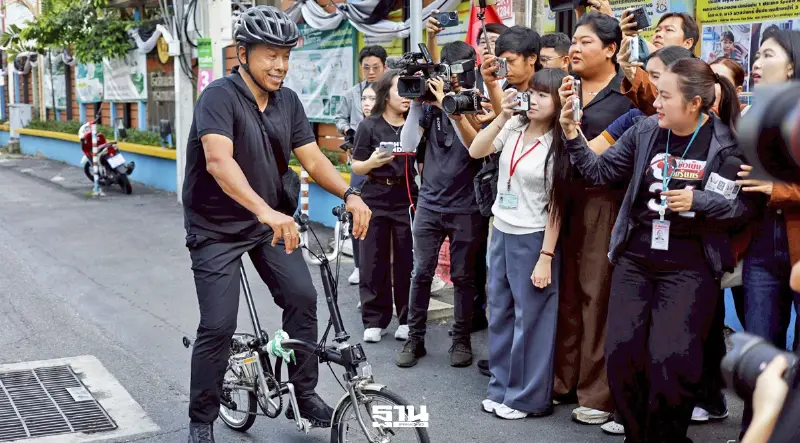 'ชัชชาติ' ปั่นจักรยานใช้สิทธิเลือกตั้งผู้ว่าฯ กทม.คิวแรกของหน่วย ชวนคนกรุงออกมาใช้สิทธิ