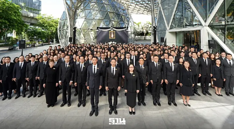 คณะผู้บริหารและพนักงาน AIS แสดงความอาลัย น้อมสำนึกในพระกรุณาธิคุณอันหาที่สุดมิได้ เบื้องหน้าพระรูป สมเด็จพระเจ้าลูกเธอ เจ้าฟ้าพัชรกิติยาภา นเรนทิราเทพยวดี กรมหลวงราชสาริณีสิริพัชร มหาวัชรราชธิดา คณะผู้บริหารและพนักงาน AIS แสดงความอาลัย น้อมสำนึกในพระกรุณาธิคุณอันหาที่สุดมิได้ เบื้องหน้าพระรูป สมเด็จพระเจ้าลูกเธอ เจ้าฟ้าพัชรกิติยาภา นเรนทิราเทพยวดี กรมหลวงราชสาริณีสิริพัชร มหาวัชรราชธิดา