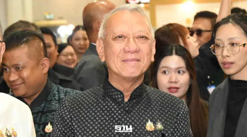 นายพิพัฒน์ รัชกิจประการ รองนายกรัฐมนตรีและรัฐมนตรีว่าการกระทรวงคมนาคม