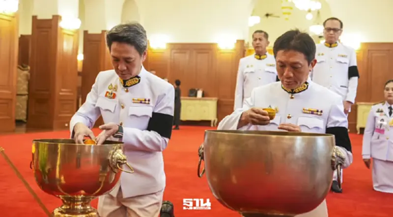 AIS ร่วมแสดงความอาลัย ถวายน้ำสรงพระศพ พร้อมสนับสนุนการสื่อสารประชาชนที่ร่วมพิธี AIS ร่วมแสดงความอาลัย ถวายน้ำสรงพระศพ พร้อมสนับสนุนการสื่อสารประชาชนที่ร่วมพิธี