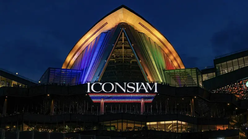 ไอคอนสยามสว่างไสวด้วยแสงสีรุ้ง ICONIC Rainbow Lighting ส่งท้าย Pride Month 2569