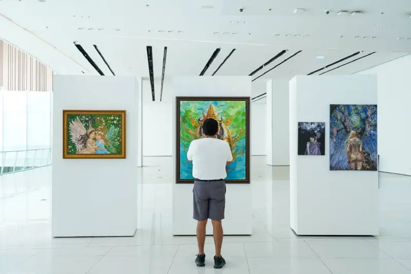 ผู้เข้าชมดื่มด่ำกับผลงานจิตรกรรมสัตว์หิมพานต์ฝีมือ 32 ศิลปินรุ่นใหม่ ที่ผสานอัตลักษณ์ไทยกับมุมมองร่วมสมัยได้อย่างลงตัว