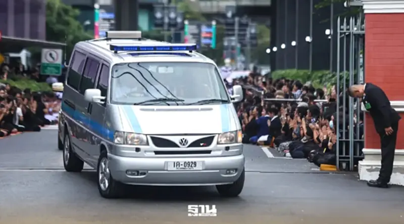 รถตู้ “เจมส์ บอนด์” ราชพาหนะเคลื่อนพระศพ “เจ้าฟ้าพัชรกิติยาภาฯ" สู่พระบรมมหาราชวัง รถตู้ “เจมส์ บอนด์” ราชพาหนะเคลื่อนพระศพ “เจ้าฟ้าพัชรกิติยาภาฯ" สู่พระบรมมหาราชวัง