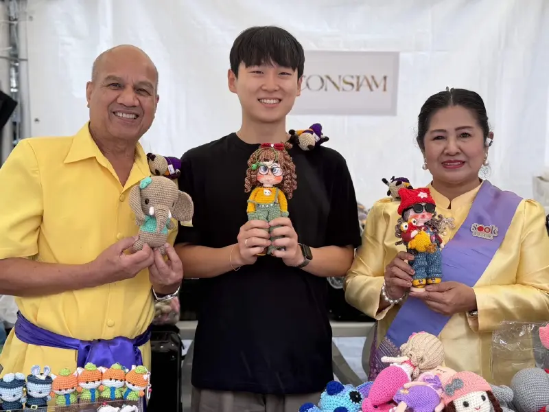 ผู้แทนสุขสยามโชว์ตุ๊กตาโครเชต์ไหมพรมฝีมือช่างไทยจาก Joob General ในงาน Sawasdee Seoul Thai Festival 2026 กรุงโซล เกาหลีใต้ ผู้แทนสุขสยามโชว์ตุ๊กตาโครเชต์ไหมพรมฝีมือช่างไทยจาก Joob General ในงาน Sawasdee Seoul Thai Festival 2026 กรุงโซล เกาหลีใต้