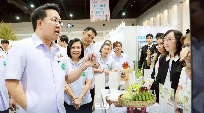 ผู้บริหารกรมการแพทย์แผนไทยและการแพทย์ทางเลือกตรวจเยี่ยมบูธคลินิกอายุวัฒนะ พร้อมชมตำรับสมุนไพรไทยที่นำมาจัดแสดงในงานมหกรรมสมุนไพรแห่งชาติ ครั้งที่ 23