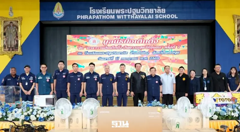 "ป่อเต็กตึ๊ง"ปันสุขสร้างรอยยิ้มชุมชนนครปฐม รักษาโรค แจกแว่น ตัดผม ฟรี "ป่อเต็กตึ๊ง"ปันสุขสร้างรอยยิ้มชุมชนนครปฐม รักษาโรค แจกแว่น ตัดผม ฟรี