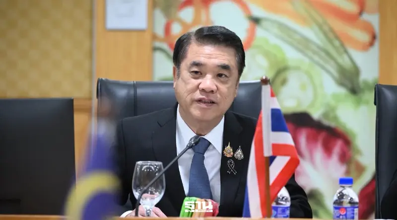 นายสุริยะ จึงรุ่งเรืองกิจ รัฐมนตรีว่าการกระทรวงเกษตรและสหกรณ์ ได้เดินทางมาร่วมประชุมหารือกับมาเลเซียในการส่งออกกุ้ง นายสุริยะ จึงรุ่งเรืองกิจ รัฐมนตรีว่าการกระทรวงเกษตรและสหกรณ์ ได้เดินทางมาร่วมประชุมหารือกับมาเลเซียในการส่งออกกุ้ง