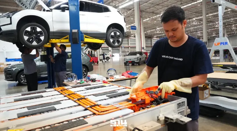 พนักงานวอลโว่ กำลังเปลี่ยนโมดูลแบตเตอรี่ Volvo EX30