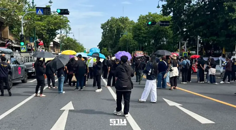 ม็อบโคนม ยกระดับชุมนุมปิดถนนหน้าทำเนียบรัฐบาล ทวง 4 ข้อเรียกร้องให้รัฐบาลเร่งแก้ปัญหาอุตสาหกรรมนม ม็อบโคนม ยกระดับชุมนุมปิดถนนหน้าทำเนียบรัฐบาล ทวง 4 ข้อเรียกร้องให้รัฐบาลเร่งแก้ปัญหาอุตสาหกรรมนม
