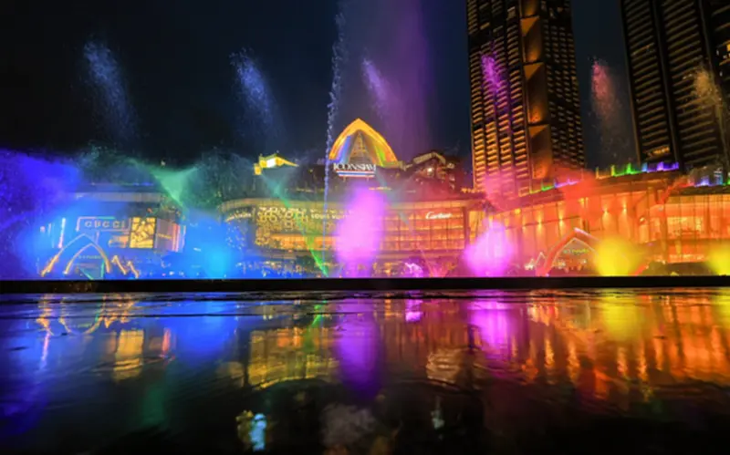 น้ำพุสายรุ้งไอคอนสยามพุ่งสูงสะท้อนผิวน้ำ ตระการตากับ ICONIC Multimedia Water Features ธีมสีรุ้ง น้ำพุสายรุ้งไอคอนสยามพุ่งสูงสะท้อนผิวน้ำ ตระการตากับ ICONIC Multimedia Water Features ธีมสีรุ้ง