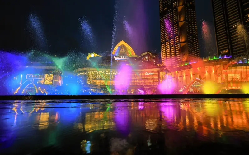 น้ำพุสายรุ้งไอคอนสยามพุ่งสูงสะท้อนผิวน้ำ ตระการตากับ ICONIC Multimedia Water Features ธีมสีรุ้ง น้ำพุสายรุ้งไอคอนสยามพุ่งสูงสะท้อนผิวน้ำ ตระการตากับ ICONIC Multimedia Water Features ธีมสีรุ้ง