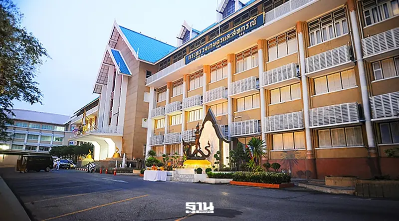ชงครม. "โยกย้ายบิ๊กขรก.เกษตรฯ" วันนี้ 'สุริยะ' ปัดล้างบางเครือข่ายธรรมนัส ชงครม. "โยกย้ายบิ๊กขรก.เกษตรฯ" วันนี้ 'สุริยะ' ปัดล้างบางเครือข่ายธรรมนัส