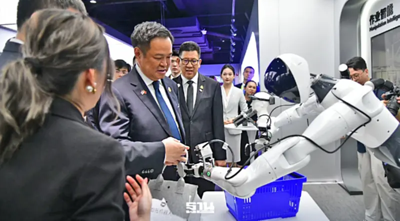 "นายกฯ" ควง "เอกนิติ" ดูหุ่นยนต์จีน AgiBot จ่อดันไทยเข้าห่วงโซ่เทคโนโลยีโลก "นายกฯ" ควง "เอกนิติ" ดูหุ่นยนต์จีน AgiBot จ่อดันไทยเข้าห่วงโซ่เทคโนโลยีโลก